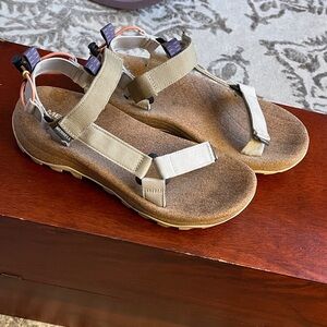 Merrell Beige and Tan Hiking Sandals with Adjustable Straps size 9 womens